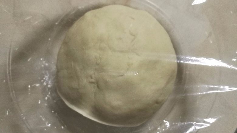 17小时中种软吐司,把中种的所有材料揉成一个面团，盖上保鲜膜放冰箱发酵17小时以上