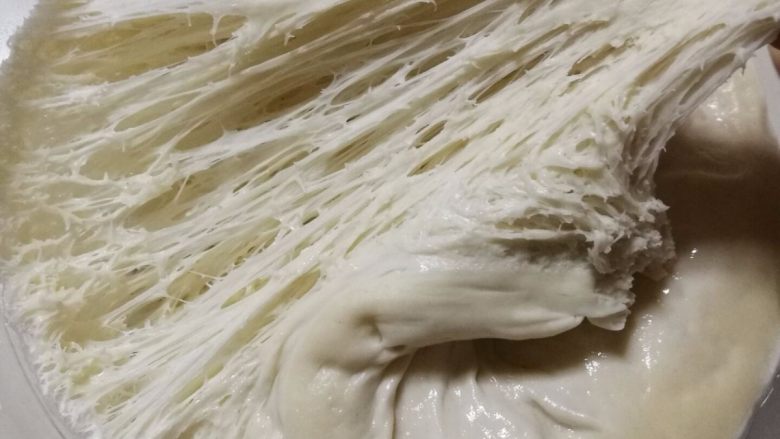 17小时中种软吐司,发酵好的中种面团是蜂窝状可拉丝的