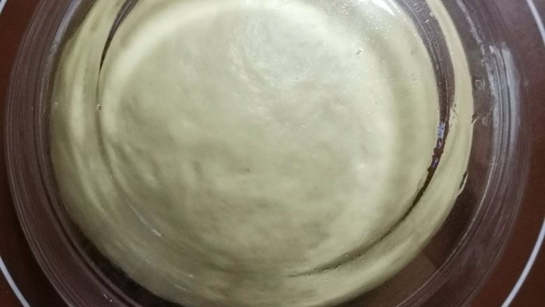 17小时中种软吐司,继续揉面，知道揉到扩展阶段，用保鲜膜或者什么盖着松弛20分钟