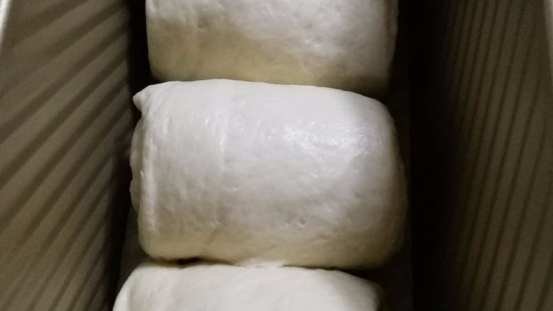 17小时中种软吐司,放入吐司盒发酵