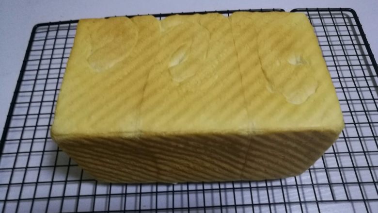 17小时中种软吐司,模具放烤箱中下层，上下火160度烤40分钟，烤好后的吐司立即倒出模具，侧放在晾网上晾凉