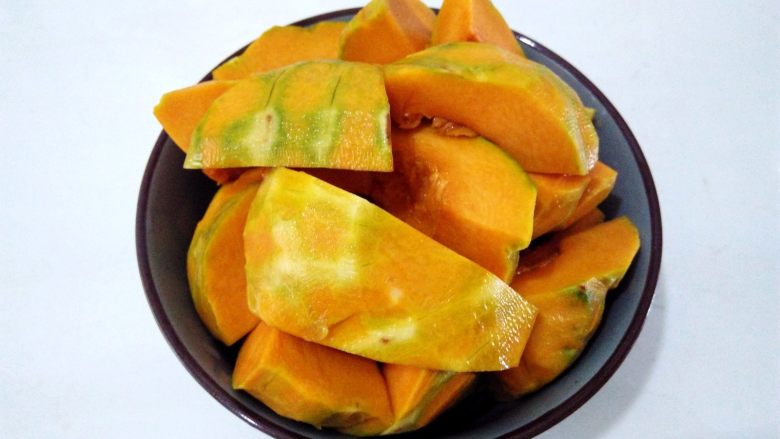 万圣节不给糖就捣蛋——南瓜饼干,南瓜洗净去皮,切成小块,放蒸锅里大火蒸20分钟