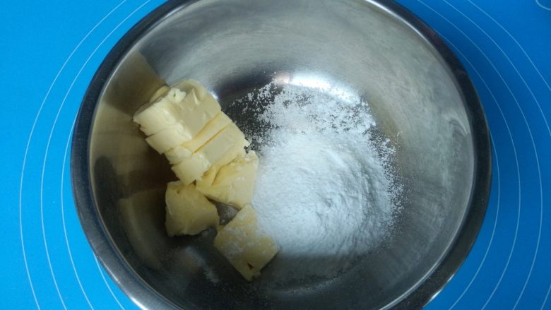 酸奶蔓越莓饼干,软化好的黄油加入糖粉,盐用电动打蛋器搅打均匀,颜色变浅。