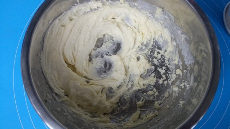 酸奶蔓越莓饼干,继续用打蛋器搅打至体积蓬松,呈羽毛状。