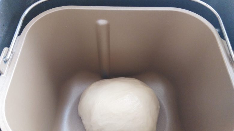 全麦蔓越莓奶酥软欧面包,面团揉至光滑,和面完成,稍微整理一下面团