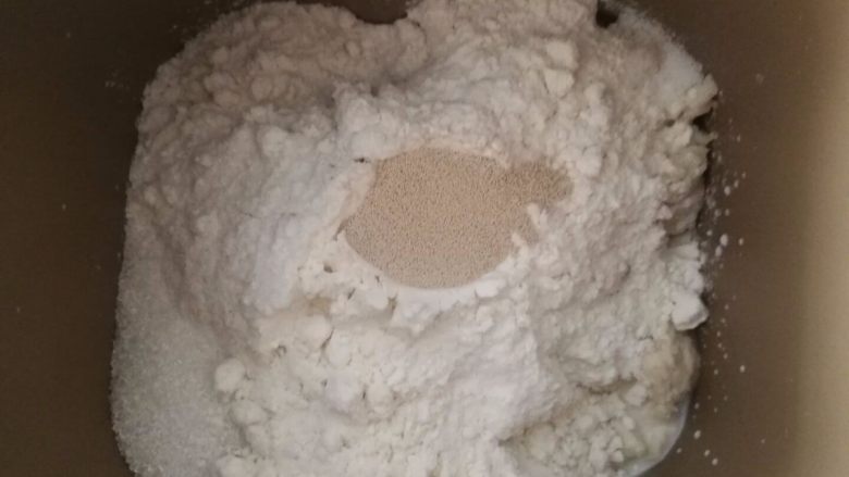 豹纹吐司,再粉体,最后酵母的顺序,按和面程序肉质表面光滑,在加入软化的黄油