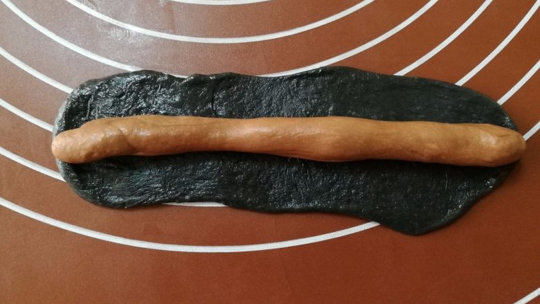 豹纹吐司,将这15个小咖啡色面团,搓成大概15厘米的长条状,注意盖上保鲜膜备用,以免面团表面被吹干。