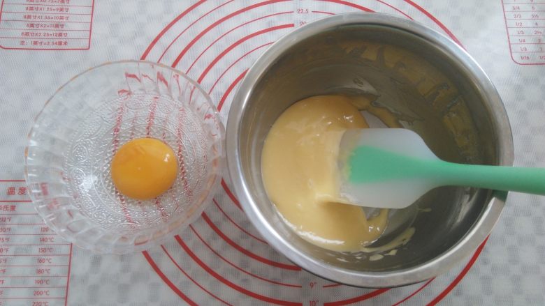 棉花小蛋糕,分2次加入蛋黄,拌匀后再加入另外一个蛋黄