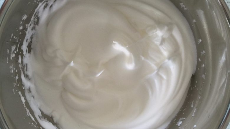 孩子喜欢的肉松小贝,蛋白分三次加入细砂糖,打至硬性发泡