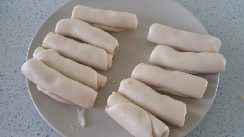 超级好吃的绿豆酥,依次全部卷好,记得要盖保鲜膜