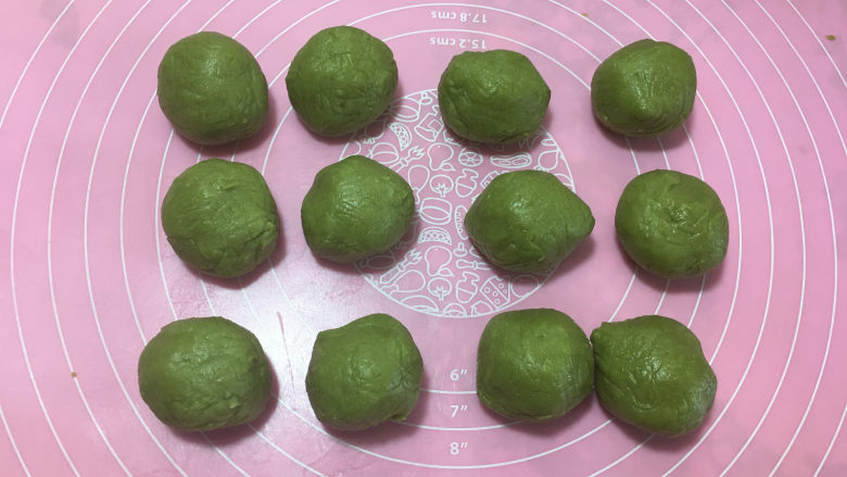 樱花抹茶凤梨酥,然后再将皮料面团平均分成12份,每份35克左右。