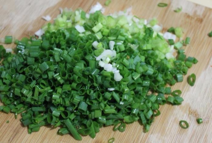 香煎豆腐,小葱切成葱花,准备洒在豆腐上提香