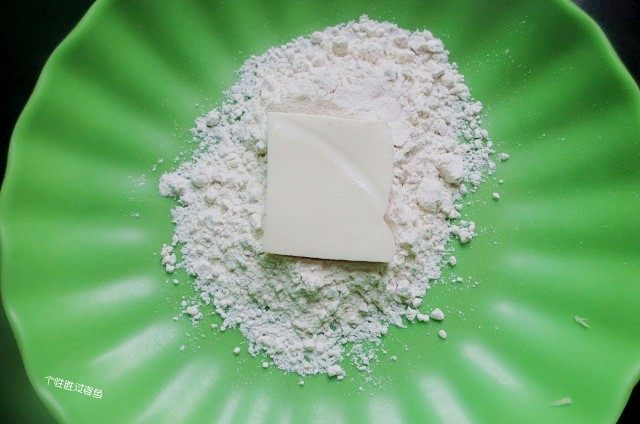 香煎豆腐,把豆腐放入淀粉里,薄薄的过一层粉,两面都要