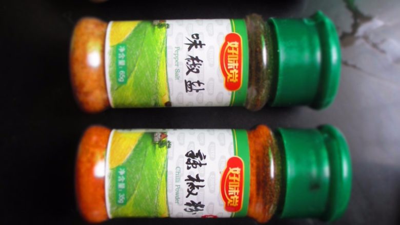 香煎豆腐,最后撒上佐料,例如盐、孜然、五香粉、辣椒粉等,出锅开吃吧!
