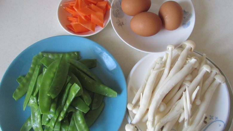 荷兰豆海鲜菇炒鸡蛋,准备好原材料;