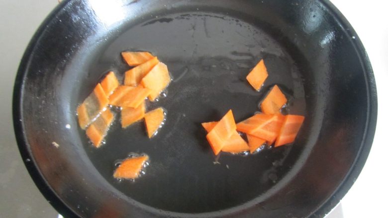 荷兰豆海鲜菇炒鸡蛋,热锅凉油, 放入<a style='color:red;display:inline-block;' href='/shicai/ 25'>胡萝卜</a>片进去煸炒;