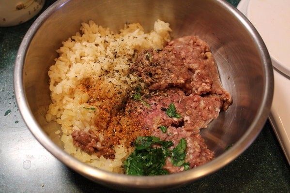 高丽菜牛肉卷,将洋葱碎用橄榄油炒至变白变香。牛绞肉、米饭、洋葱,意大利香菜、盐、黑胡椒、辣椒粉。混合均匀。
