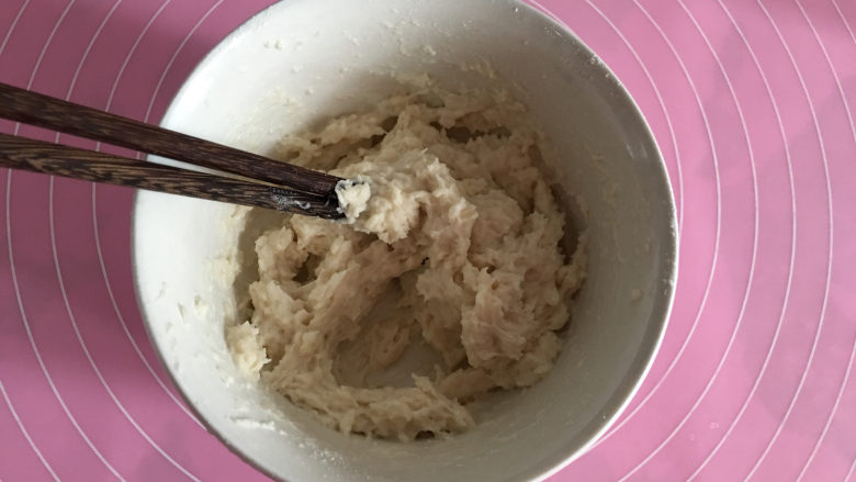 豆沙馅辫子面包(汤种法),汤种采用的是1:1汤种法,水用的开水。方法是:将面粉中加入开水,一边加开水一边搅拌,搅拌到没有干粉汤种就做好了。