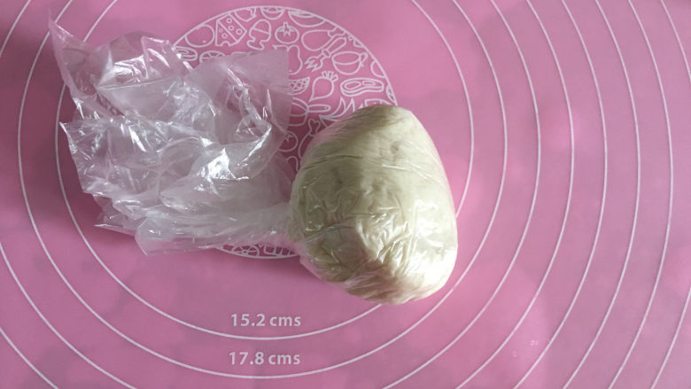 豆沙馅辫子面包(汤种法),汤种做好后放在保鲜袋里放入冰箱冷藏一夜。
