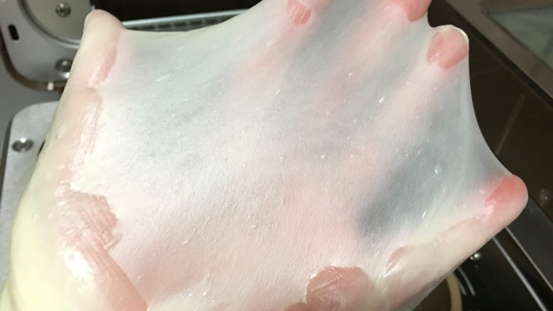 豆沙馅辫子面包(汤种法),揉面结束后,面团的拉膜图片。