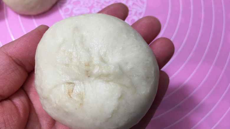 豆沙馅辫子面包(汤种法),将豆沙包好,收口处捏紧。