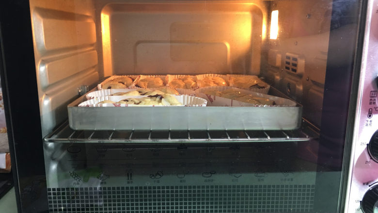 豆沙馅辫子面包(汤种法),放入提前预热好的烤箱中烘烤,温度为170度,时间23分钟,中途颜色够了盖锡纸。