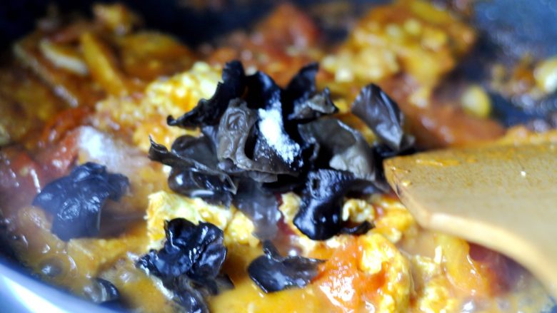 木耳番茄炒豆腐,14、出锅前,放入<a style='color:red;display:inline-block;' href='/shicai/ 233'>木耳</a>和盐