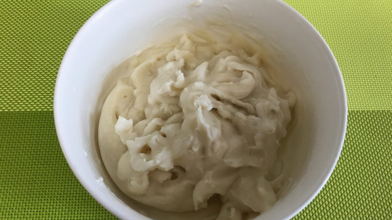 麻薯夹心可可味软欧,然后取出搅拌一下面糊,继续放在微波炉里加热一分钟,糯米糊没有液体成团就好了。