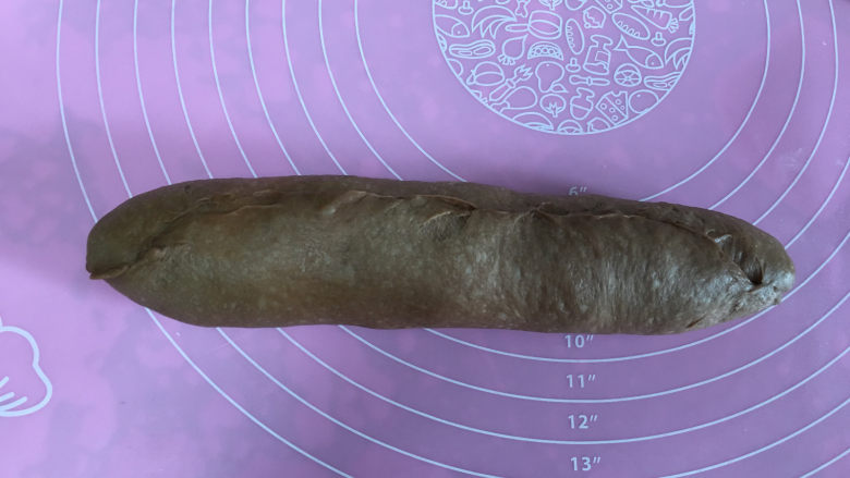 麻薯夹心可可味软欧,由上向下卷起,收口出捏紧。