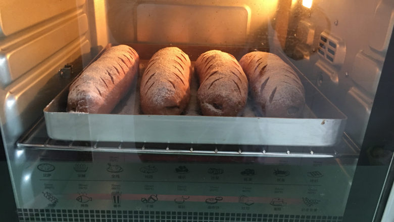 麻薯夹心可可味软欧,.放入提前预热好的烤箱中进行烘烤,温度170度,时间20分钟。