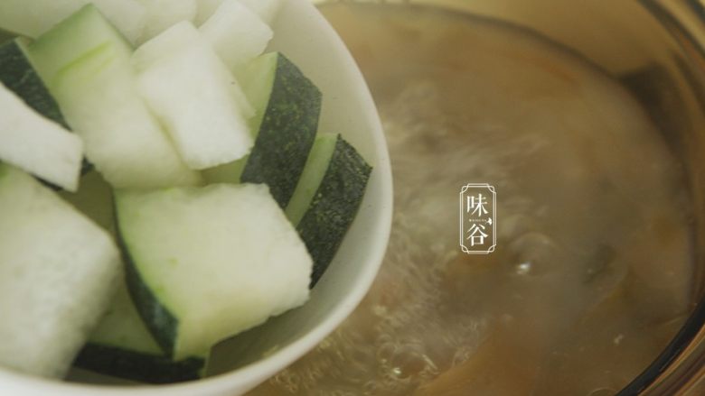 消暑的海带冬瓜虾皮汤,放入冬瓜块继续煮开20分钟左右,熬煮至软绵;(冬瓜呈透明状)