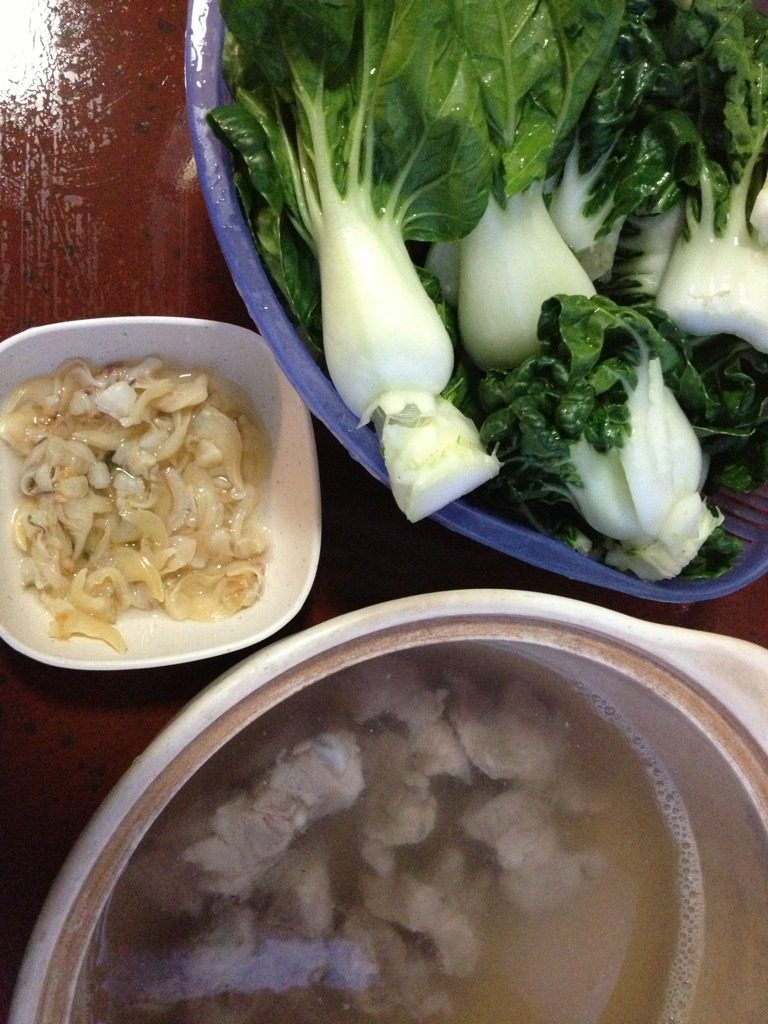 粤式菜汤煲,如图猪脊骨洗净焯水先煲30分钟,菜洗净备用,贝壳肉泡十分钟备用。
