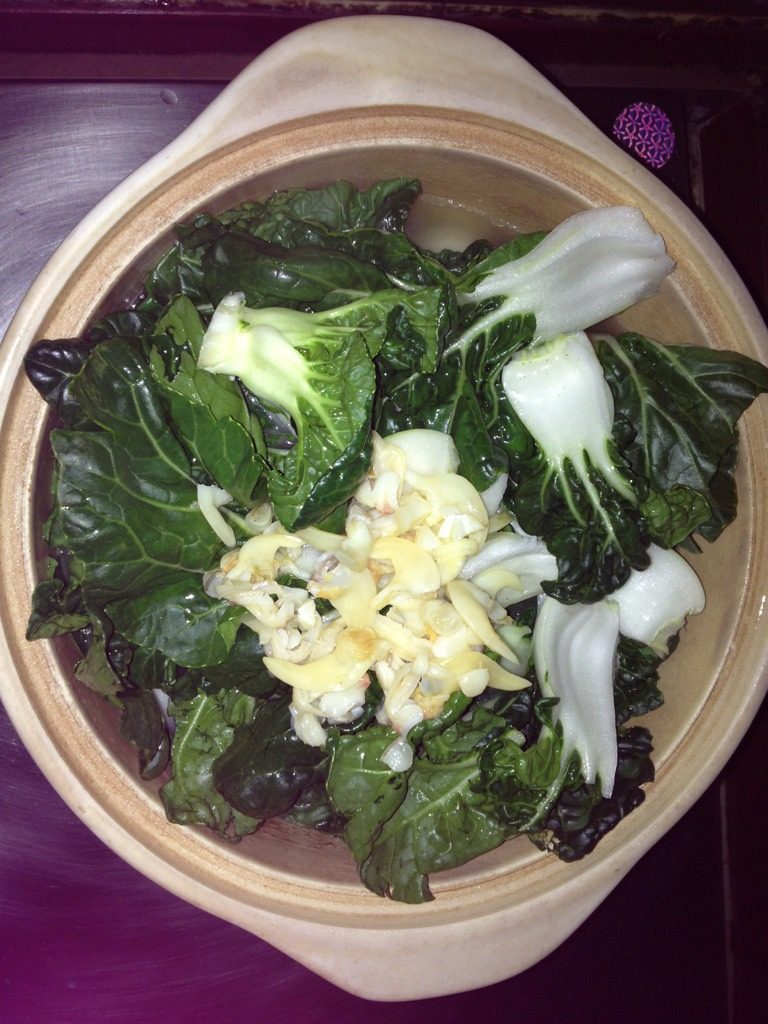 粤式菜汤煲,如图猪脊骨煲30分钟后,其它材料都放下去再煲20分钟,关火时放盐。