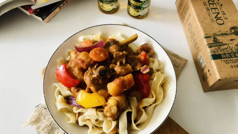 大盘鸡拌面,把煮好的面条铺在盘子底部,码上烧好的土豆跟鸡块,浇上汤汁即可。