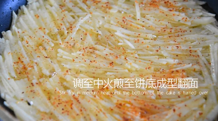 大厨终于拿出绝招,麻香土豆饼,调至中火煎至饼底成型翻面