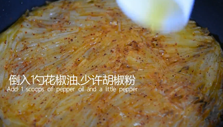 大厨终于拿出绝招,麻香土豆饼,撒入辣椒粉、少许盐,倒入1勺花椒油、少许胡椒粉