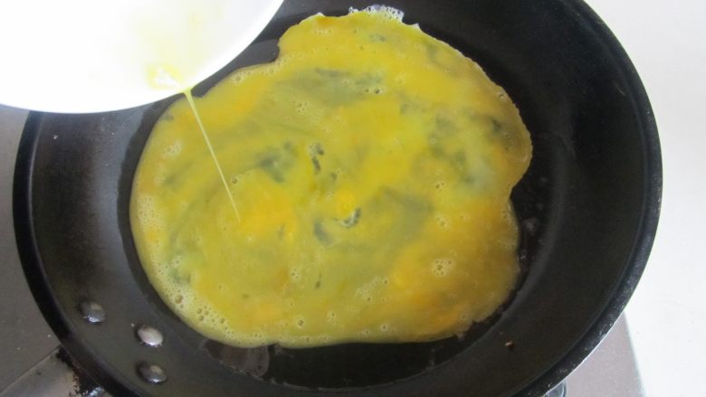 韭黄番茄炒鸡蛋,热锅凉油, 倒入鸡蛋液进去;