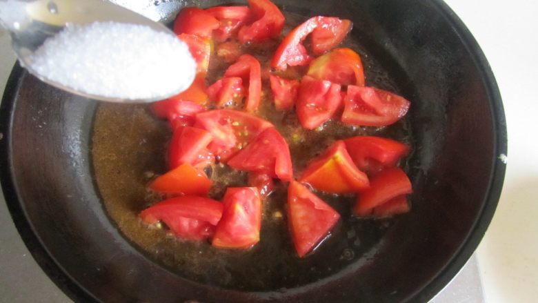 韭黄番茄炒鸡蛋,翻炒至番茄微微出汁后加入1勺<a style='color:red;display:inline-block;' href='/shicai/ 10588'>糖</a>翻炒均匀;