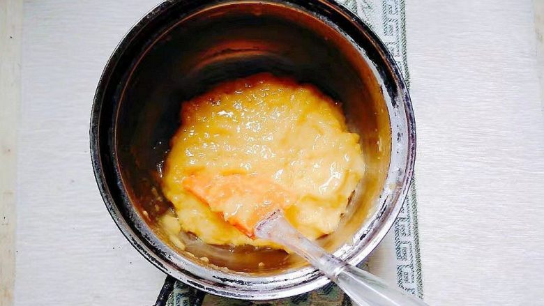 FLUFF草莓味棉花糖蛋糕,然后把蛋黄放入面糊里搅拌均匀,这是很浓