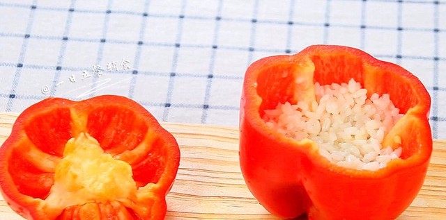 杂蔬蒸饭,混合下,把米饭装进甜椒里。