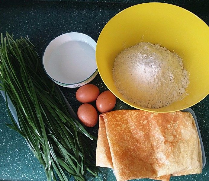 豆腐锅巴韭菜盒子,
准备好豆腐锅巴及其它食材