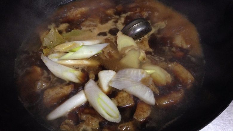 小土豆炖肉,倒入开水(一定要开水)末过肉二指,加入香料盒、葱、姜大火煮开