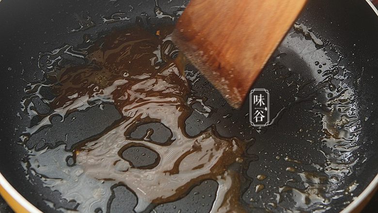 西瓜皮烧肉,炒至白糖融化后变褐色;