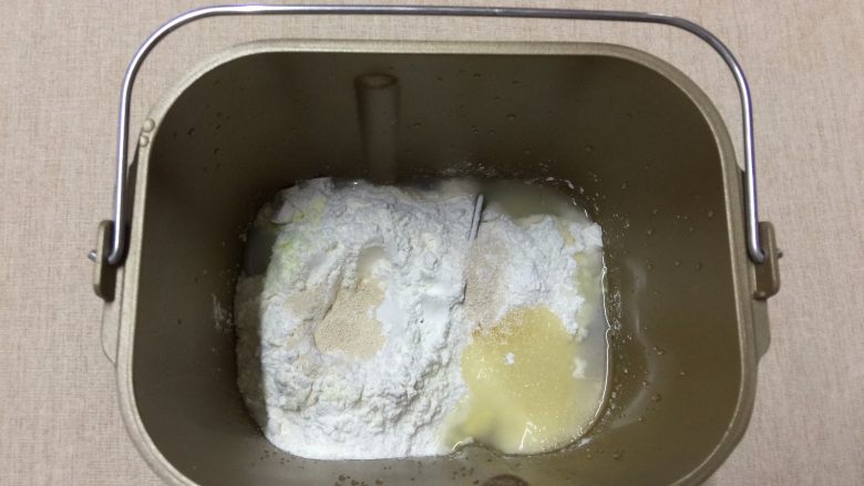 帕帕罗蒂面包,那记忆中的味道,面团中的全部材料,除黄油以外都放进面包桶内,运行一个“和面”程序,10分钟