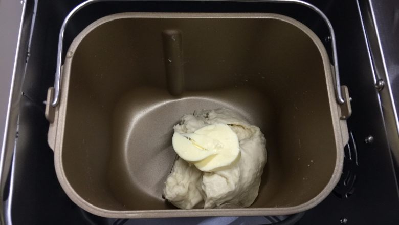 帕帕罗蒂面包,那记忆中的味道,程序结束后,加入软化的黄油,继续运行一个“和面”程序,10分钟