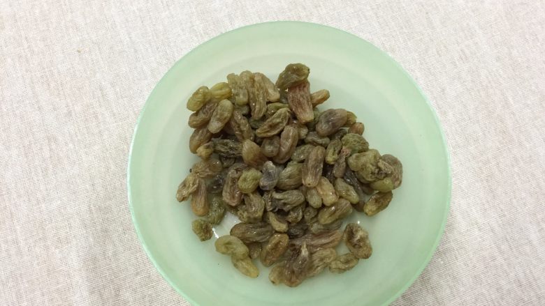 帕帕罗蒂面包,那记忆中的味道,(制作咸味奶酥馅)葡萄干泡水片刻,沥干水待用