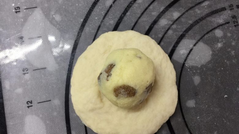 帕帕罗蒂面包,那记忆中的味道,把面团按压排气,然后放入奶酥馅