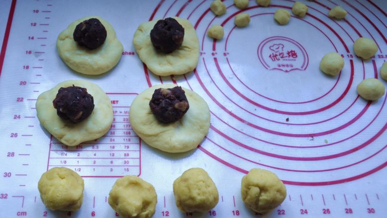 乌龟菠萝包, 12、分别把50克的面团压扁,包上豆馅