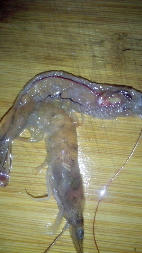 蒜蓉开边虾,把虾肚子的两条线去掉,再将虾脑桨去掉,洗干净