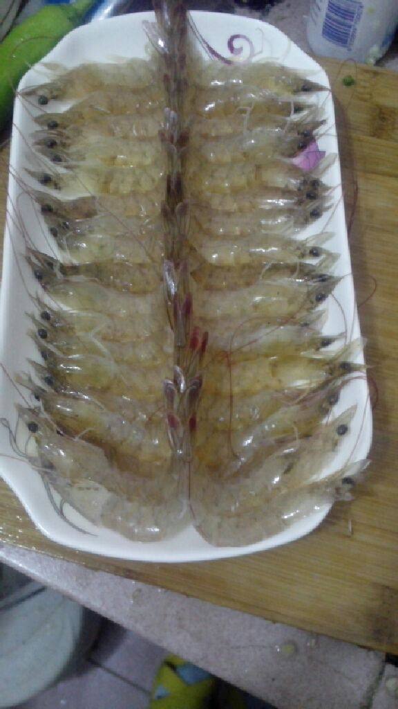 蒜蓉开边虾,将虾两边摆开,尾巴向上